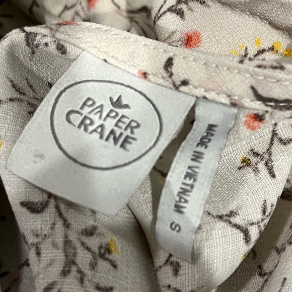 Cute top 🌺 - Picture 2 of 2